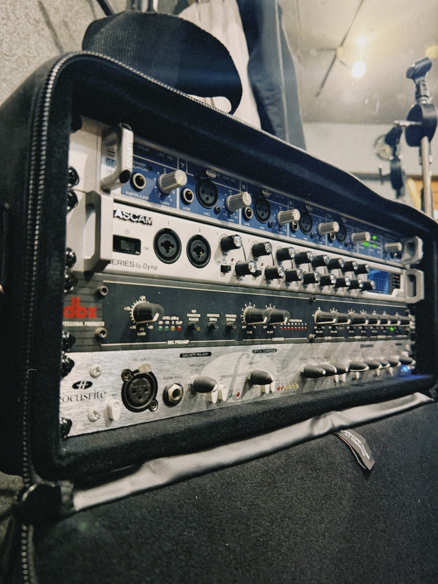 Gearing up for a DIY recording session.
More and more gear has been piling up — big, heavy, and way too much of it.
Looks like my back is going to take a hit this time, but we’ll get through it.

DIYレコーディングに向けて、いろいろ機材が集まってきました。デカい重い多い、今回は腰もヤバそうもですが頑張ります。

#diyrecording #newgear #recordingequipment #grungeband #indieband